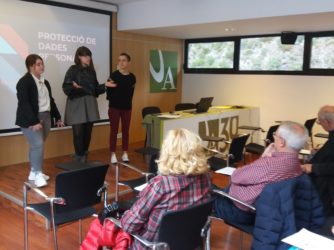 Els estudiants de primer dels batxelors d’informàtica i empresa presenten el seu primer treball de recerca de TIC a l’Aula Magna